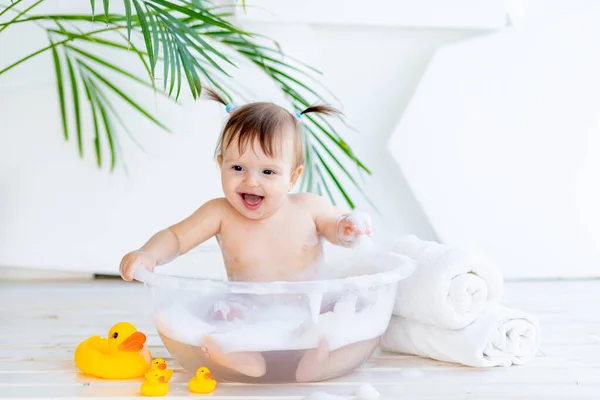 Gelukkig Klein Meisje Wast Speelt Een Wastafel Met Schuim Water — Stockfoto