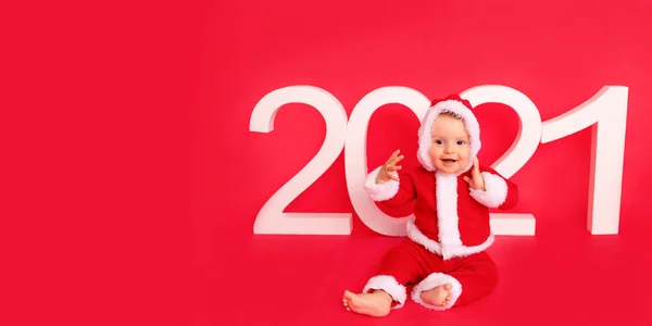 Uma Criança Traje Papai Noel Fundo Vermelho Com Inscrição 2021 — Fotografia de Stock