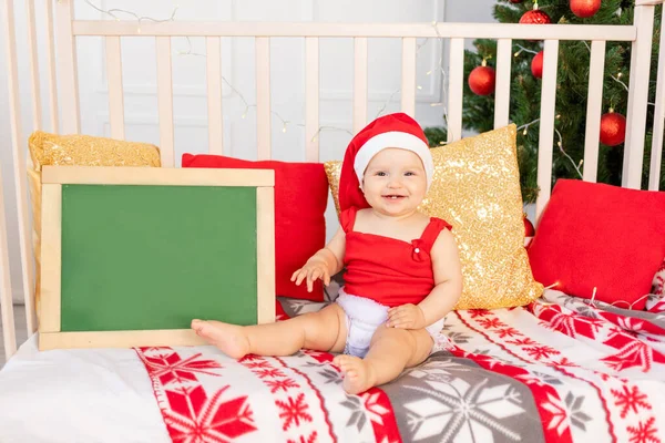 Heureux Petit Bébé Six Mois Dans Chapeau Père Noël Assis — Photo