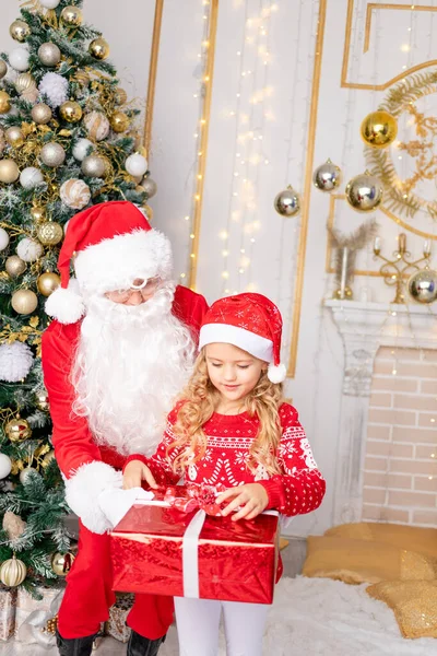 Père Noël Donne Cadeau Une Petite Fille Sapin Noël Concept — Photo