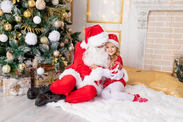 Bébé Fille Avec Père Noël Sapin Noël Nouvelle Année Concept — Photo