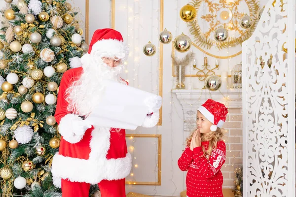 Père Noël Lit Une Lettre Enfant Sapin Noël Nouvelle Année — Photo