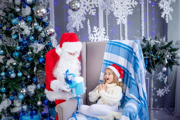 Papai Noel Uma Menina Presente Árvore Natal Conceito Ano Novo — Fotografia de Stock