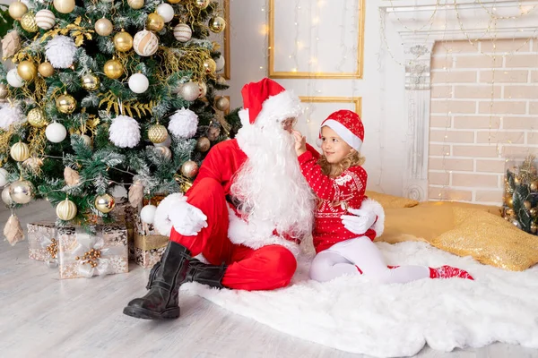 Menina Com Papai Noel Árvore Natal Ano Novo Conceito Natal — Fotografia de Stock