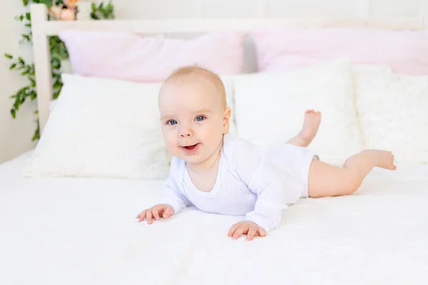 Niña Feliz Meses Edad Traje Cuerpo Blanco Acostado Sobre Estómago —  Fotos de Stock