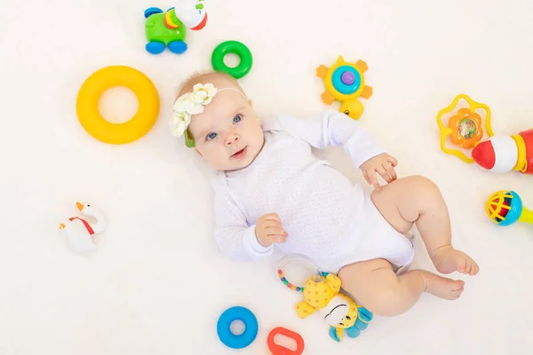 Niña Pequeña Meses Acostada Boca Arriba Sobre Una Cama Blanca — Foto de Stock