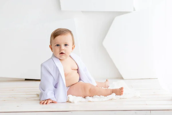 Pequeño Bebé Gordo Seis Meses Edad Con Una Chaqueta Blanca —  Fotos de Stock