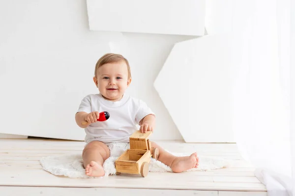 Aylık Beyaz Tişörtlü Mutlu Bir Bebek Bebek Bezi Evde Hafif — Stok fotoğraf
