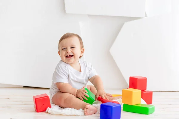 Bebé Feliz Seis Meses Edad Una Camiseta Blanca Pañales Jugando — Foto de Stock