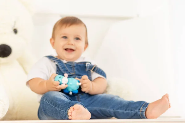 Aylık Kot Pantolonlu Mutlu Bir Bebek Büyük Bir Oyuncak Ayının — Stok fotoğraf