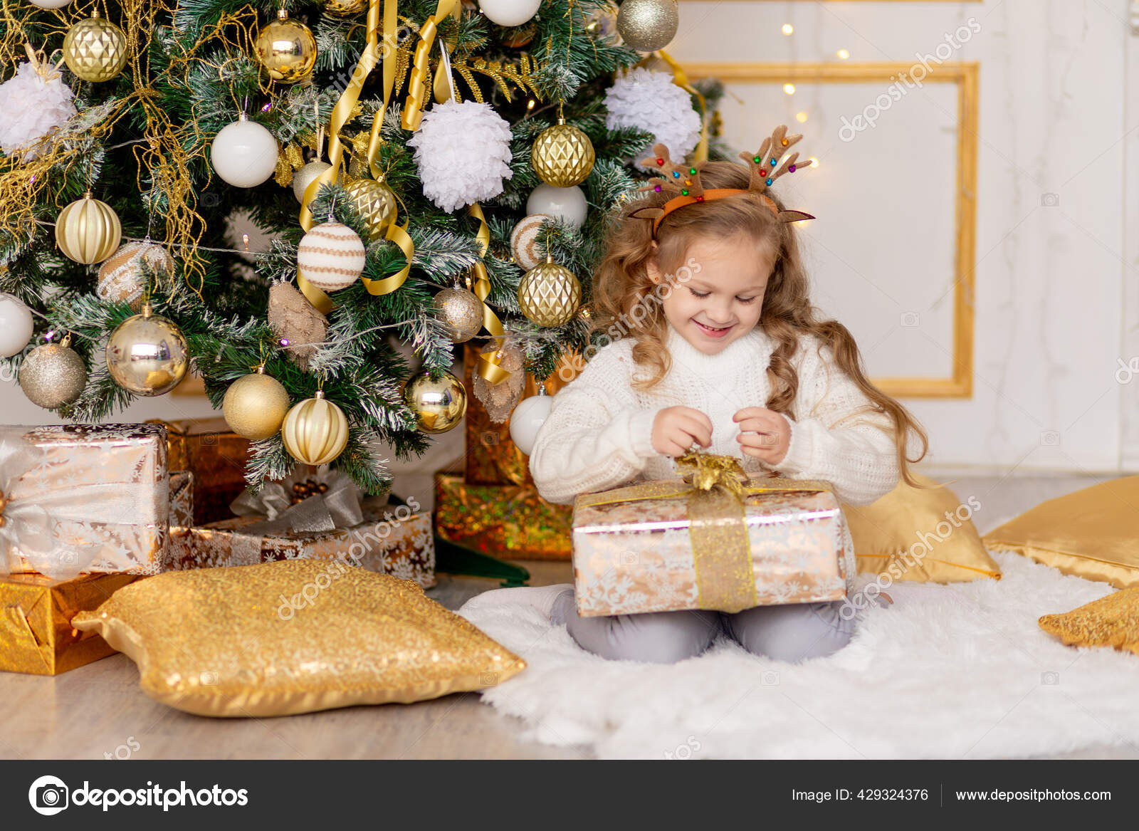 Enfant Ouvre Cadeau Nouvel Près D'un Arbre Noël Avec Décor image libre de  droit par xorec300189@yandex.ru © #429324376