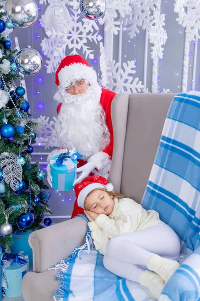 Papai Noel Coloca Presente Sob Árvore Enquanto Criança Está Dormindo — Fotografia de Stock