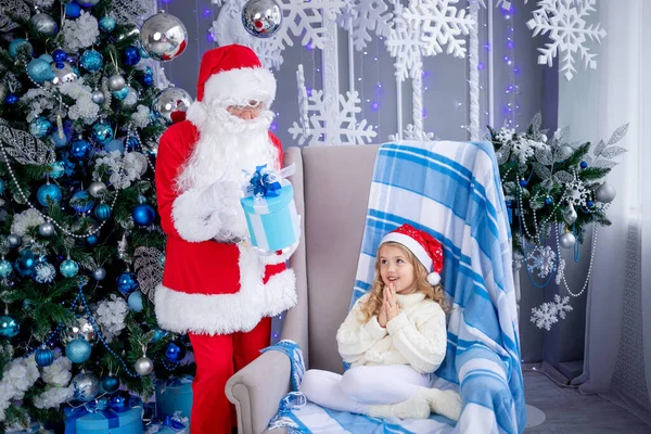 Papai Noel Uma Menina Presente Árvore Natal Conceito Ano Novo — Fotografia de Stock