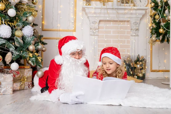 Santa Claus Lee Libro Una Niña Árbol Navidad Concepto Año —  Fotos de Stock