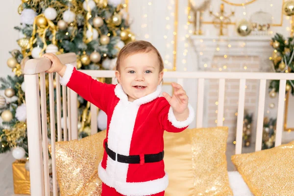 Enfant Costume Père Noël Sapin Noël Avec Une Décoration Dorée — Photo