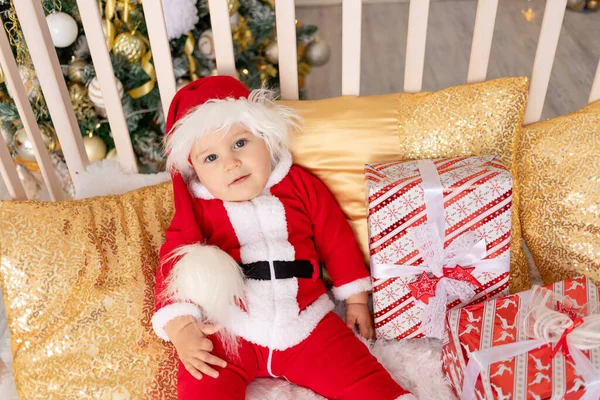 Enfant Costume Père Noël Avec Cadeau Sapin Noël Avec Décor — Photo