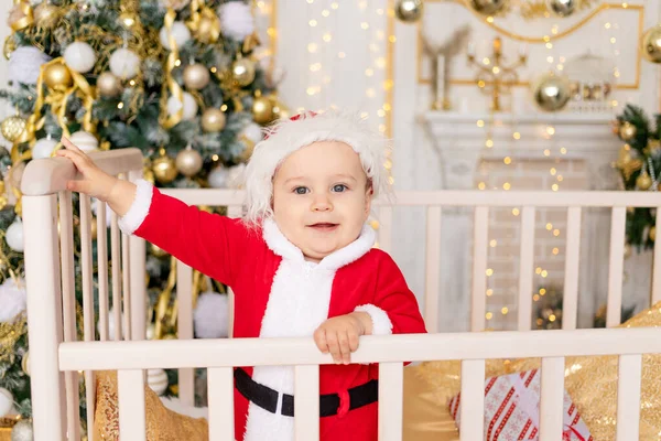 Enfant Costume Père Noël Tient Dans Berceau Maison Près Arbre — Photo