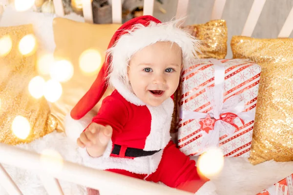 Bébé Costume Père Noël Assis Dans Crèche Maison Avec Des — Photo