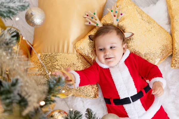 Enfant Costume Père Noël Trouve Sous Sapin Noël Concept Nouvelle — Photo