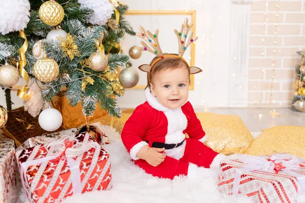 Uma Criança Traje Papai Noel Senta Árvore Natal Com Presentes — Fotografia de Stock