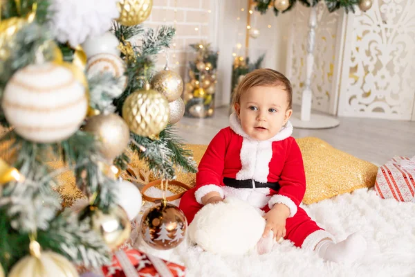 Enfant Costume Père Noël Est Assis Sapin Noël Avec Lapin — Photo