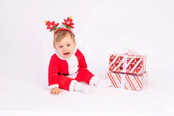 Bébé Costume Père Noël Avec Des Cadeaux Sur Fond Blanc — Photo