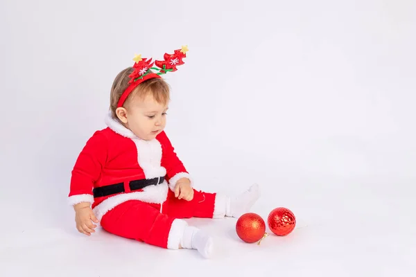 Enfant Costume Père Noël Avec Des Boules Noël Rouges Sur — Photo