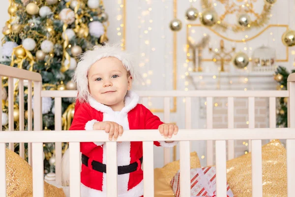 Enfant Costume Père Noël Tient Dans Berceau Maison Près Arbre — Photo