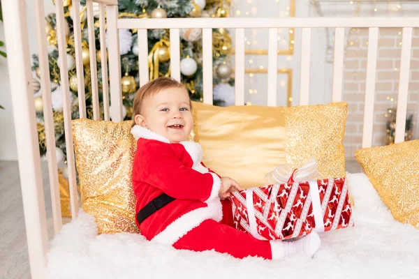 Enfant Costume Père Noël Avec Cadeau Sapin Noël Avec Décor — Photo