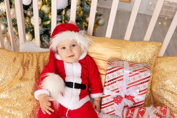 Enfant Costume Père Noël Avec Cadeau Sapin Noël Avec Décor — Photo