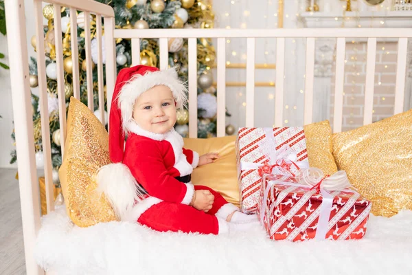 Enfant Costume Père Noël Avec Cadeau Sapin Noël Avec Décor — Photo