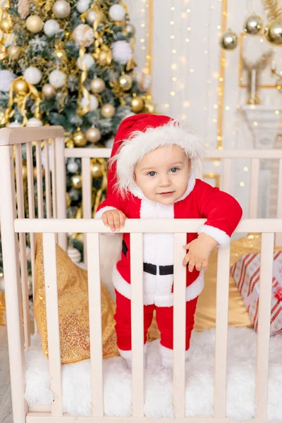 Enfant Costume Père Noël Tient Dans Berceau Maison Près Arbre — Photo
