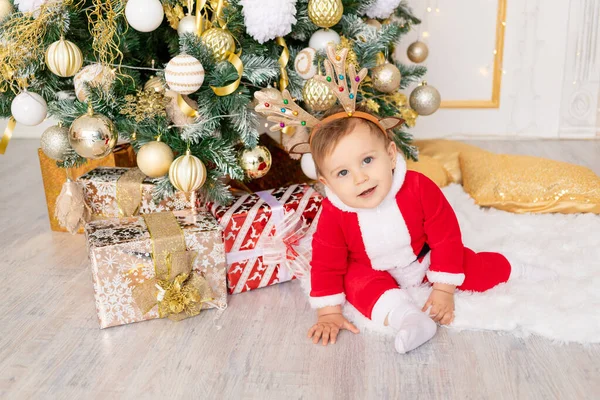 Enfant Costume Père Noël Est Assis Sapin Noël Avec Des — Photo