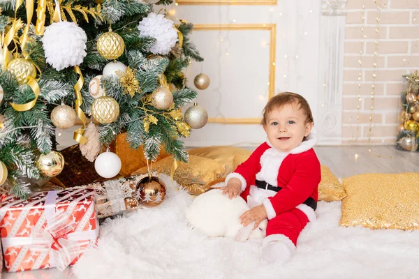 Enfant Costume Père Noël Est Assis Sapin Noël Avec Lapin — Photo