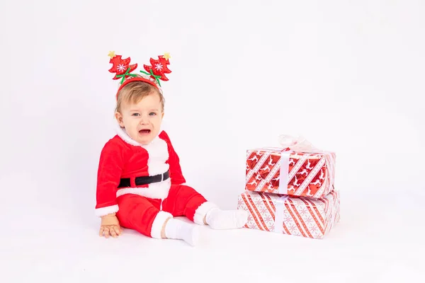 Bébé Costume Père Noël Avec Des Cadeaux Sur Fond Blanc — Photo