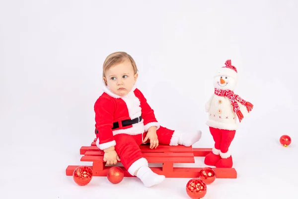 Enfant Costume Père Noël Sur Traîneau Rouge Sur Fond Blanc — Photo