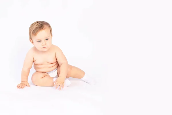 Bebé Seis Meses Edad Pañales Sobre Fondo Blanco Aislado Espacio —  Fotos de Stock