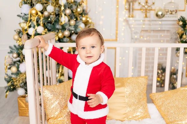 Enfant Costume Père Noël Sapin Noël Avec Une Décoration Dorée — Photo