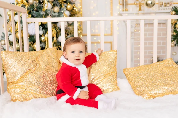 Enfant Costume Père Noël Sapin Noël Avec Une Décoration Dorée — Photo