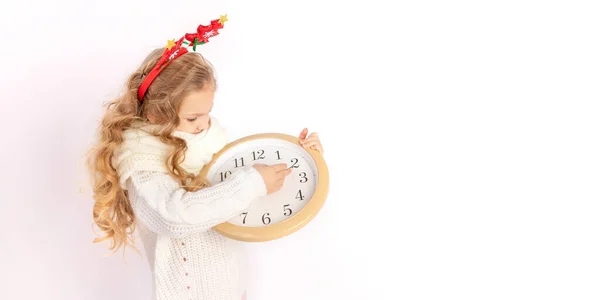 Baby Mädchen Hält Eine Uhr Über Weißem Isolierten Hintergrund Mit — Stockfoto