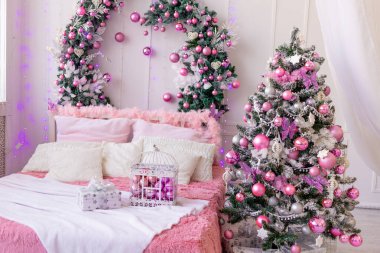 Yeni yıl için evin içi pembe, Noel ağacı balonlu ve yataklı.