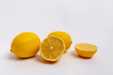 Beyaz izole bir arkaplanda limonlar