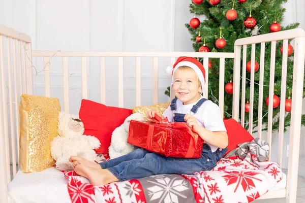 Enfant Heureux Dans Chapeau Rouge Reçu Cadeau Pour Nouvel Noël — Photo