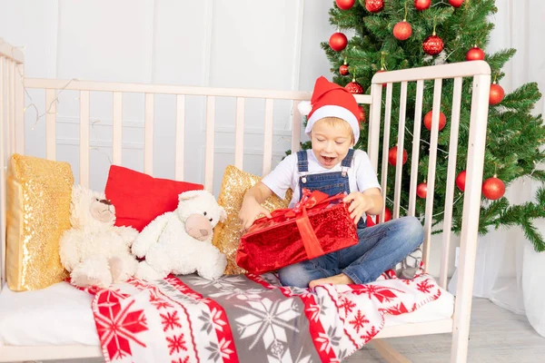 Enfant Heureux Dans Chapeau Rouge Ouvre Cadeau Pour Nouvelle Année — Photo