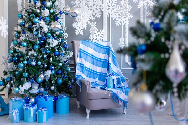 Ano Novo Interior Casa Azul Com Uma Árvore Natal Cadeira — Fotografia de Stock