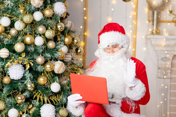 Święty Mikołaj Domu Pobliżu Choinki Tabletem Gratuluje Przez Łącze Wideo — Zdjęcie stockowe