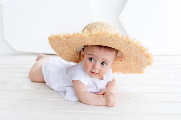 Ein Baby Mit Strohhut Liegt Einem Hellen Raum — Stockfoto