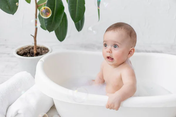 Baby Baadt Een Bubbelbad Een Lichte Kamer — Stockfoto