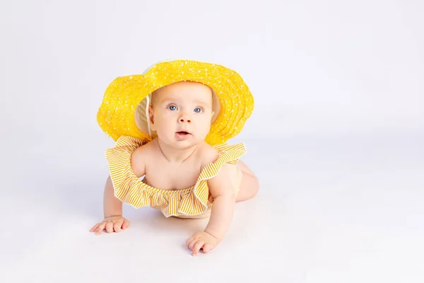 개월된 아기가 수영복을 배경에 모자를 웃으며 문자를 보내는 — 스톡 사진