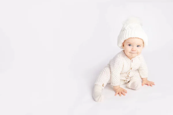 Baby Kriecht Warmem Anzug Und Hut Auf Weißem Isoliertem Hintergrund — Stockfoto